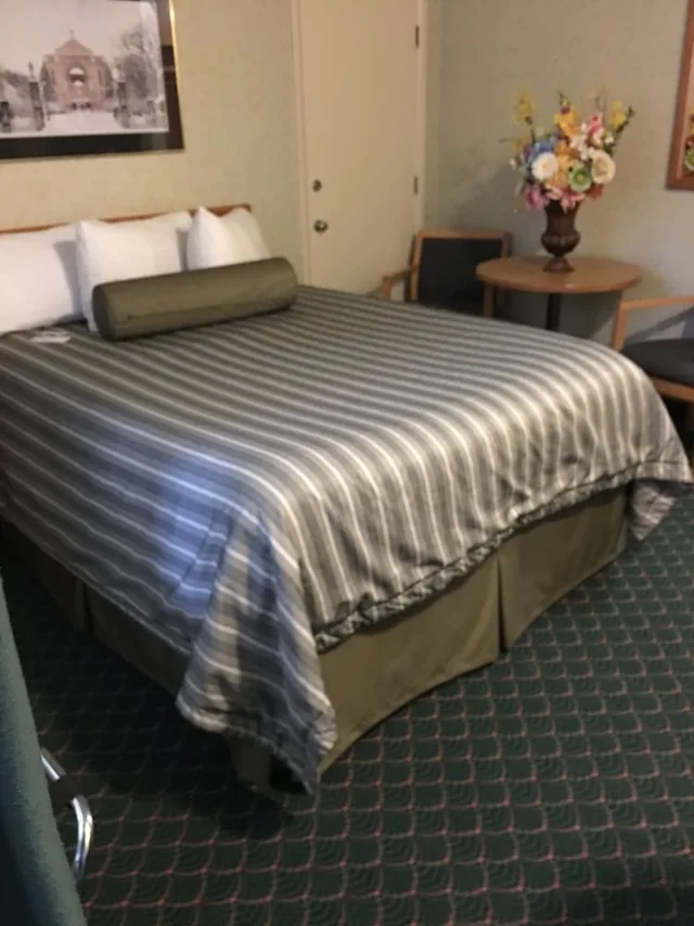 غرفة قياسية بسرير كوين، Travelodge by Wyndham Winnipeg East 7/9
