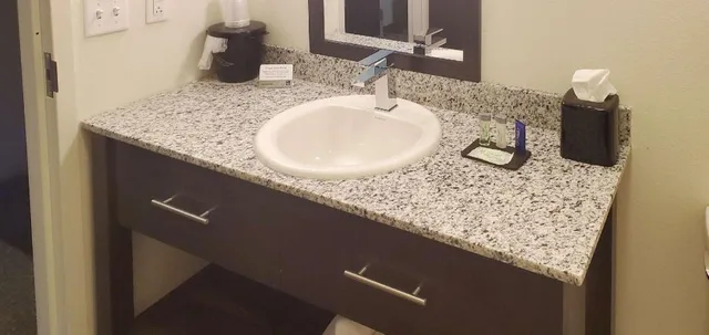 غرفة بسرير كينج بحوض استحمام لذوي الإعاقة، Sleep Inn & Suites Webb City 5/7