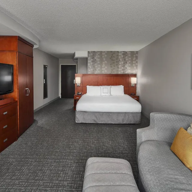 Room, King Bed, Downtown or River View, Sofa، Courtyard By Marriott Shreveport Bossier Louisiana Boardwalk 1/6