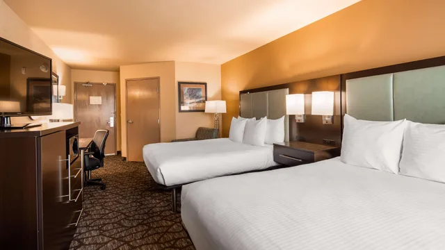 غرفة بسريرين كوين بمطبخ صغير بحوض استحمام لذوي الإعاقة، Best Western Plus Oceanside Palms 3/8