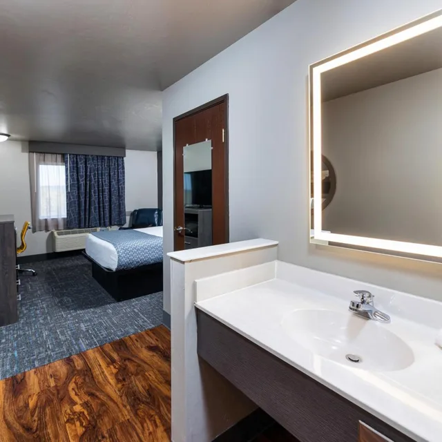 غرفة بسرير كوين، Hotel J Green Bay Formerly Airport Settle Inn 8/8