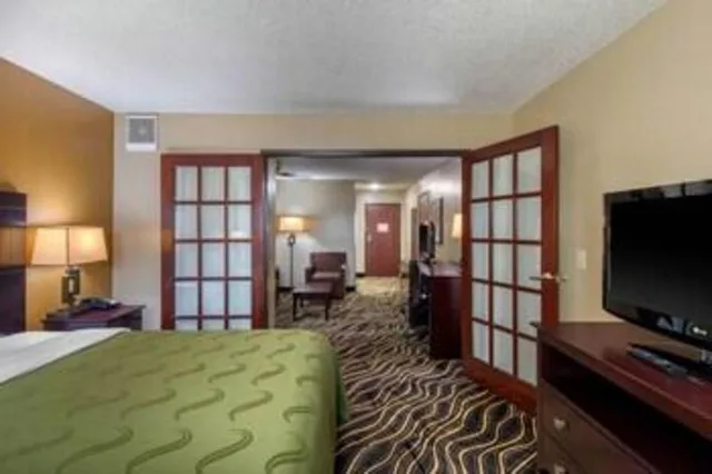 جناح بسرير كينج بغرفة نوم واحدة، Quality Suites Addison-Dallas 6/7
