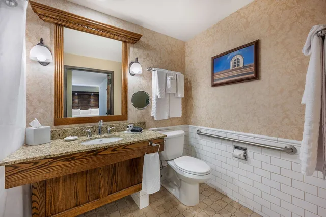 Room, King Bed, Bathtub, Accessible, Best Western Premier Mariemont Inn 4/4