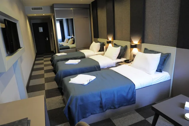 Room, 3 Beds, Tryp By Wyndham Istanbul Sancaktepe 3/9