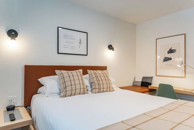 غرفة بسرير كوين، Swiss Chalet Motel 1/3