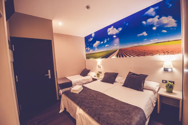 غرفة أساسية ثلاثية بثلاثة أسرّة بحمام خاص، Hostal Prado 7/10