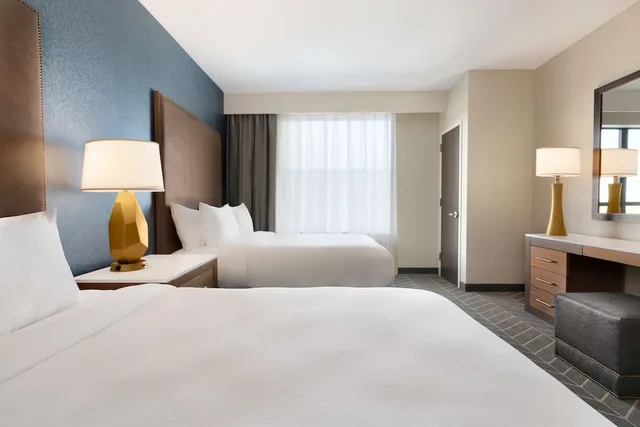 جناح بريميوم بسريرين كوين بإطلالة على النهر بغرفتين، Embassy Suites by Hilton Wilmington Riverfront 3/5