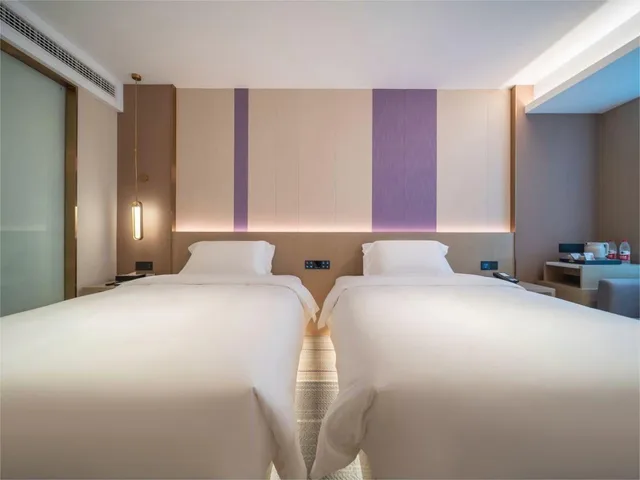 Superior, Twin Beds, with View, Lavande Hotel (Wuxi East Railway Station) 1/1