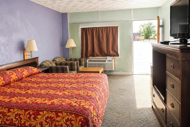 غرفة بسرير كينج للمدخنين، Gray Plaza Motel Benton Rend Lake I-57 4/10