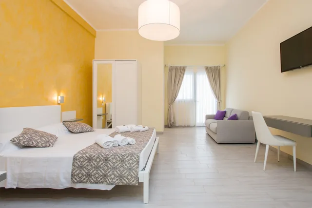 غرفة فاخرة بسرير كينج بإطلالة على المسبح مع أريكة، Casina Dei Cari 1/3