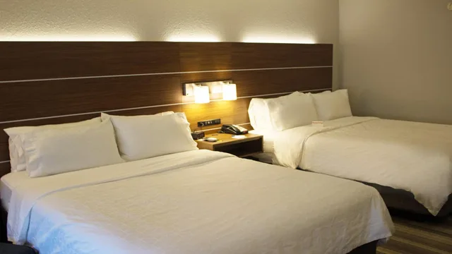 جناح بسريرين كينج مع أريكة، Holiday Inn Express Winfield 3/7