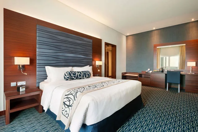 غرفة بزنس بسرير كينج، Ramada Resort by Wyndham Manama Seef 5/10