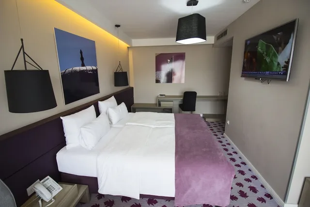 غرفة ثلاثية بسرير كوين وسرير فردي بإطلالة على المدينة بشرفة، Eden Hotel and Spa 5/9