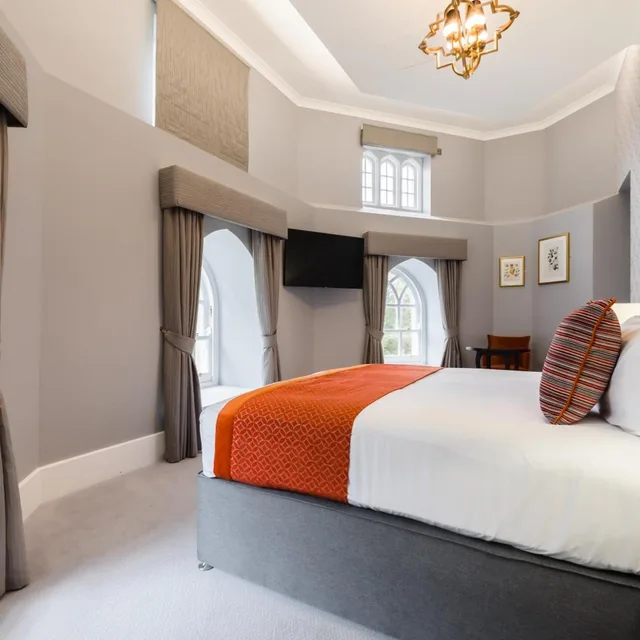 Castle, Deluxe، The Vale & Golf Club 6/10