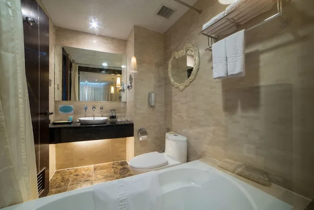 غرفة سوبيريور بسرير كينج بإطلالة على المدينة، The Hanoi Club Hotel Lake Palais Residences 4/4