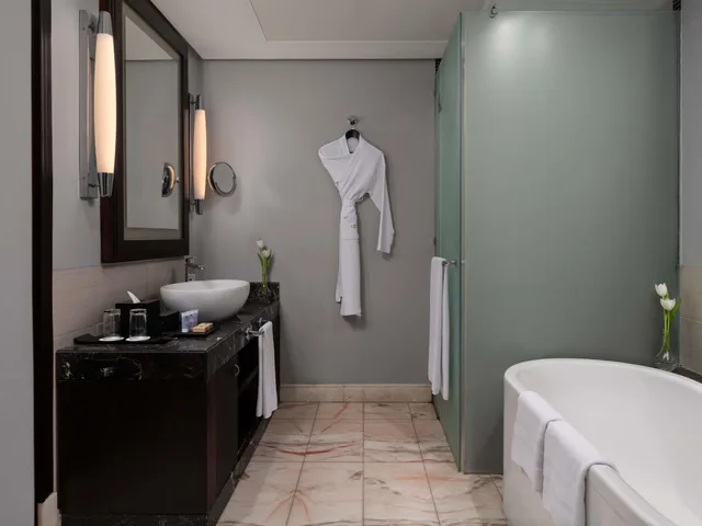 جناح بريستيج بسرير كينج بإطلالة على البحر، فندق سوفيتل كورنيش الخبر(Sofitel Al Khobar the Corniche) 7/7