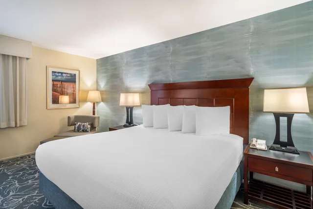 غرفة بسرير كينج لذوي الإعاقة، Best Western Plus Carpinteria Inn 1/4