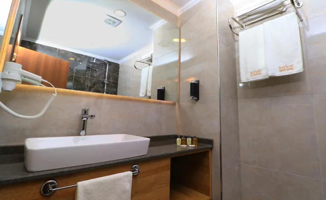 جناح جونيور بشرفة، Bayrak Grand Hotel 3/3