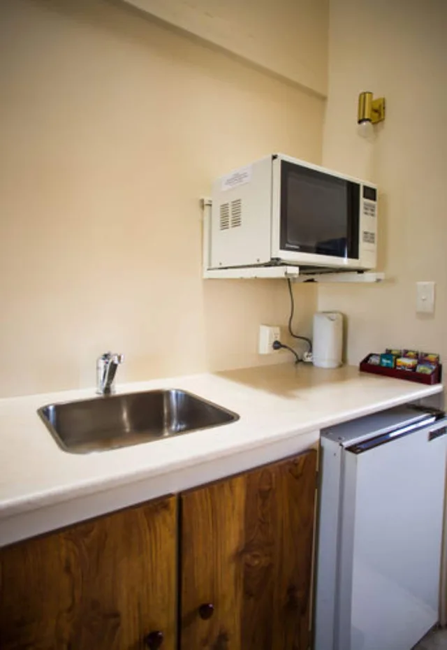 غرفة عائلية بسرير كوين وسريرين فرديين بمسبح خاص، Bennetts Thermal Pools Motor Inn 9/9
