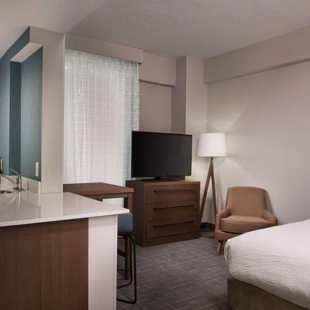 استوديو بسرير كوين مع أريكة بحوض استحمام لذوي الإعاقة، Residence Inn Memphis Downtown 1/2