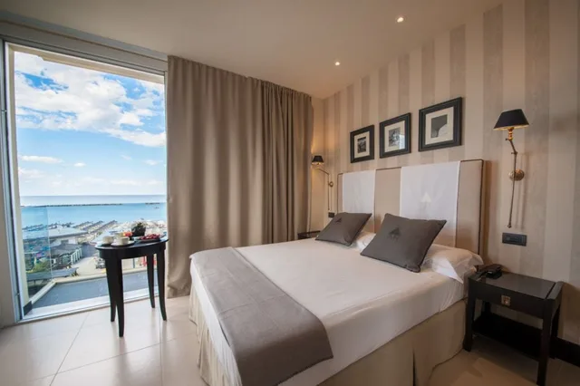 غرفة بسريرين منفصلين بإطلالة على البحر، Vista Mare Hotel 1/3