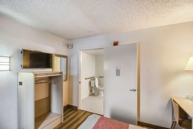 غرفة قياسية بسرير مزدوج لذوي الإعاقة، Motel6 Everett, WA - South 4/4