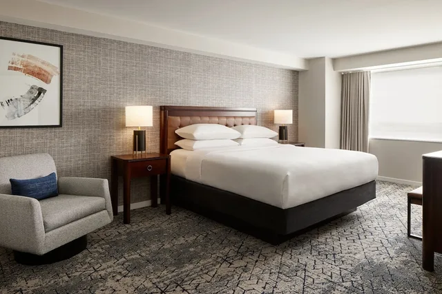 Suite, King Bed, Courtyard View, Sofa, Accessible, Sheraton Valley Forge King of Prussia 1/2