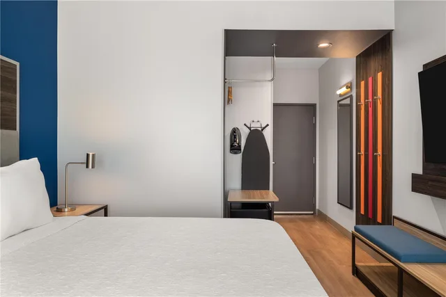 غرفة بسرير كينج بحوض استحمام لذوي الإعاقة، Tru by Hilton Fort Worth Lake Worth 2/4