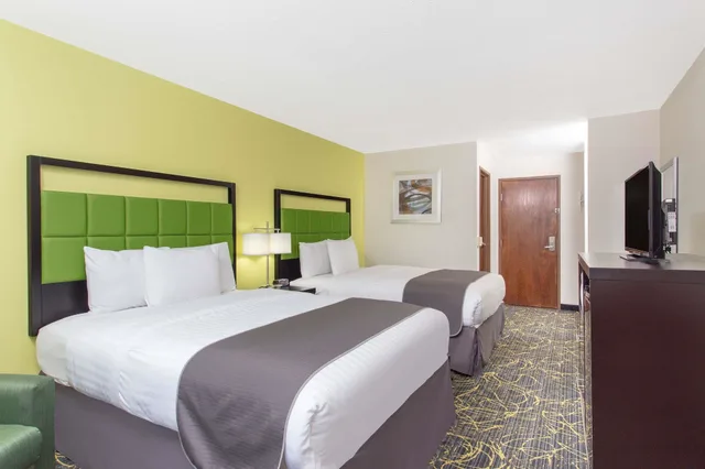 غرفة بسريرين كوين لذوي الإعاقة، AmericInn by Wyndham Delafield 6/10