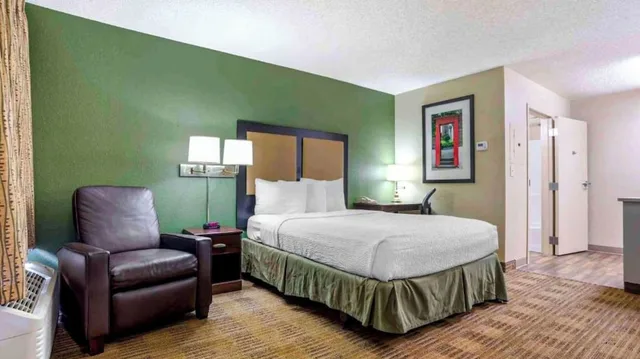 غرفة بسرير كوين بمطبخ، Studio 6 Extended stay Huntsville, AL - US Space & Rocket Center 6/10