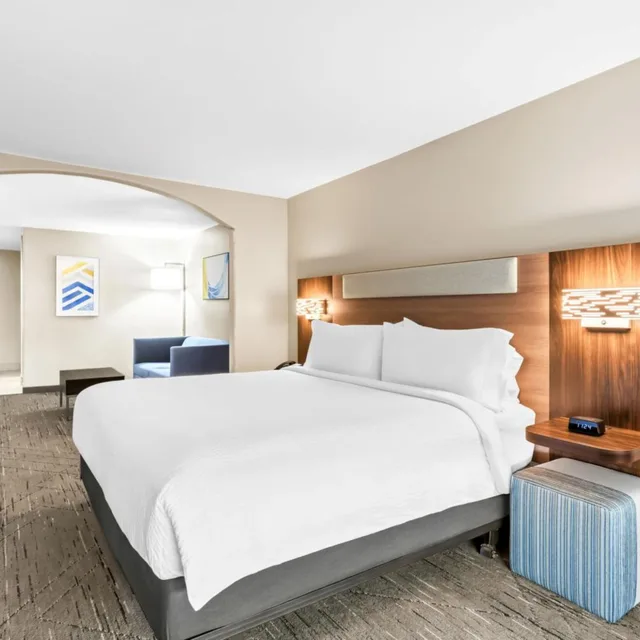 جناح بسرير كينج مع أريكة، Holiday Inn Express Hotel And Suites Pauls Valley 2/3