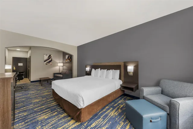 جناح بسرير كينج مع أريكة، Best Western Sea World/Lackland AFB NW Hotel Suites 1/3