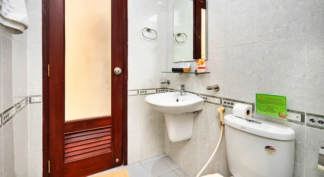 غرفة ديلوكس ثلاثية بسرير كوين وسرير فردي بإطلالة على المدينة، Vuong Quang Hotel 7/9