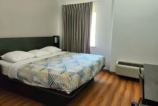 غرفة بسرير كينج لذوي الإعاقة، Motel6 San Antonio Tx Airport 1/3