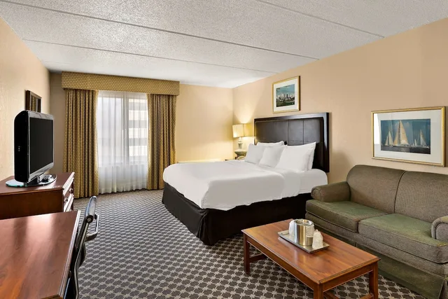 غرفة بسرير كينج، Hotel RL Cleveland Airport West 1/4