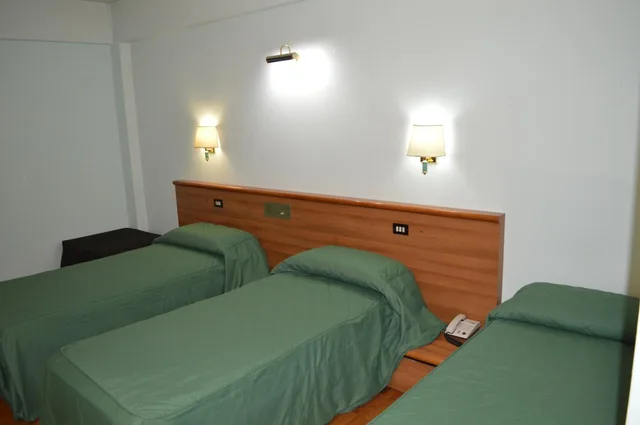 Room, Triple, Canadian Hotel 4/7