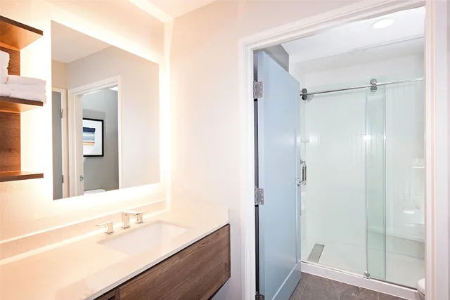 جناح بسرير كينج وسريرين كوين بغرفتي نوم بمطبخ، Staybridge Suites Denver North Thornton 2/4