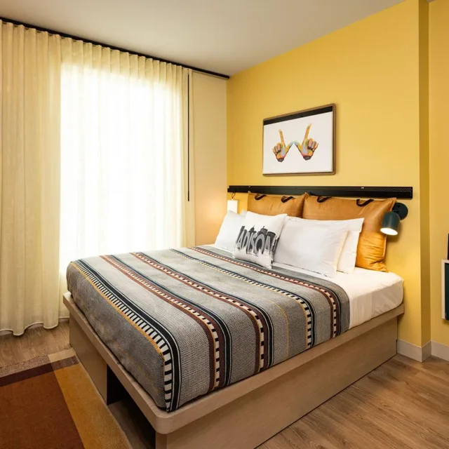 غرفة بسرير كينج بحوض استحمام لذوي الإعاقة، Moxy Madison Downtown 1/2