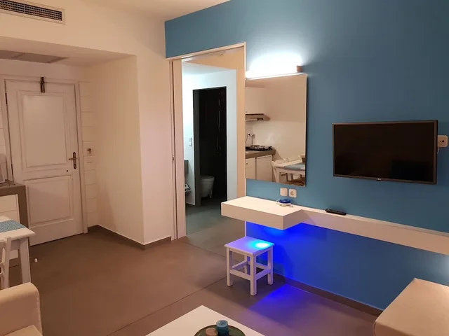 شقة ديلوكس بسريرين كوين بغرفة نوم واحدة مع أريكة، Niriides Hotel 3/4