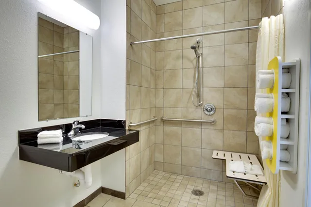1 Queen Bed - Mobil Acces Tub Nsmk Minifridg، Motel6 Poplar Bluff, MO 10/10