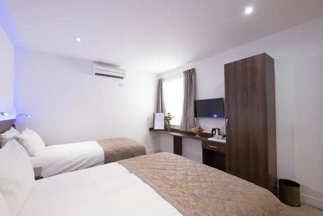 غرفة ثلاثية، Signature Hotel London 1/7