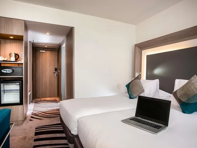غرفة قياسية بسريرين منفصلين مع أريكة، Novotel Cairo Airport 6/10