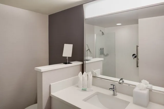 غرفة بسرير كينج مع أريكة، Courtyard By Marriott Stamford Downtown 3/4