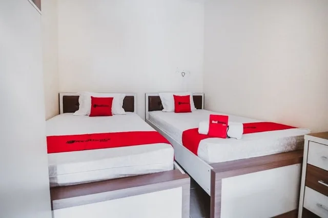 غرفة بسريرين منفصلين، Reddoorz Plus Near Semanggi 1/1