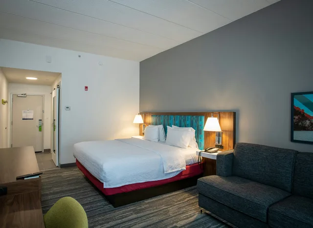Study, King Bed, Sofa، Hampton Inn Seaford 2/8
