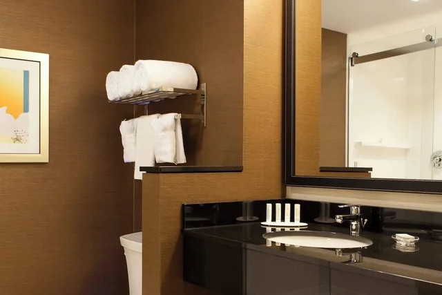 غرفة بسرير كينج لذوي الإعاقة، Fairfield Inn And Suites By Marriott Lethbridge 1/1