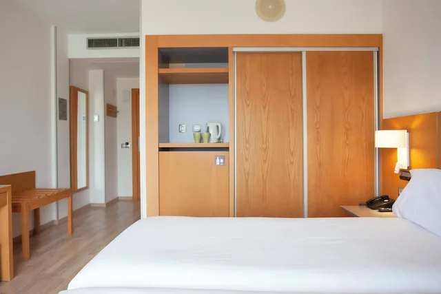 غرفة قياسية بإطلالة على المدينة بشرفة مفردة بسرير كوين، Hotel Artiem Capri 7/10