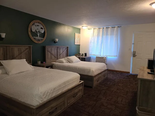 غرفة قياسية بسرير مزدوج، Rodeway Inn 1/2