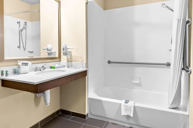 غرفة بسرير كينج لذوي الإعاقة، Best Western St. Louis Airport North Hotel & Suite 9/10