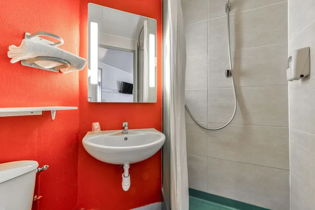غرفة ثلاثية بسرير مزدوج وسرير فردي، B&B HOTEL Narbonne 2 4/5